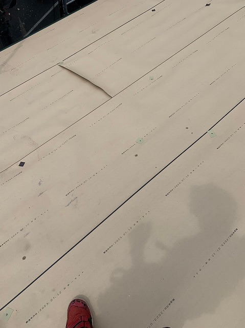 スレート屋根から横暖ルーフを使った屋根カバー工事を行いました！川口市屋根カバー工事　横暖ルーフαｓ　ニチハ　センタールーフ　スレートボロボロ　ガルバリウム鋼板　